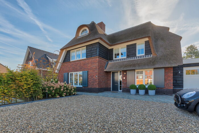 Landelijke woning bouwen met rieten dak