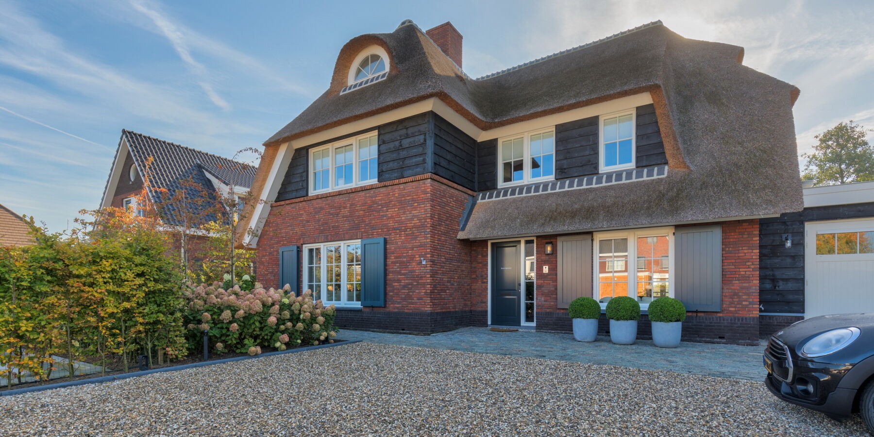 Landelijke woning bouwen met rieten dak